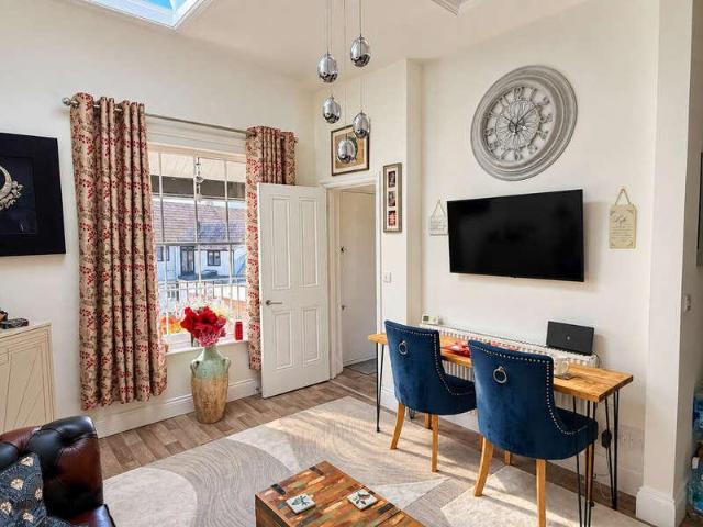 2 bed flat for sale