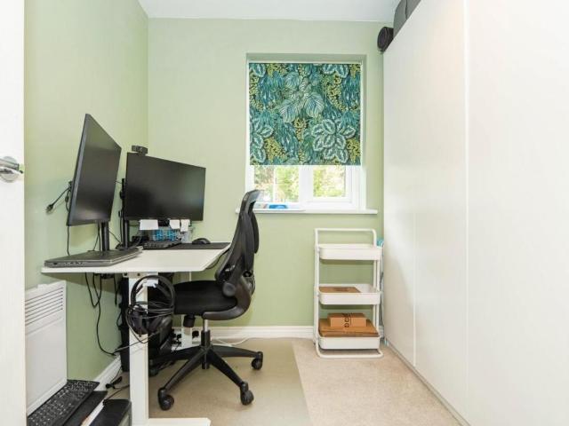 2 bed flat for sale