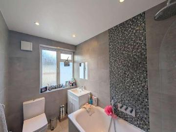 2 bed flat for sale