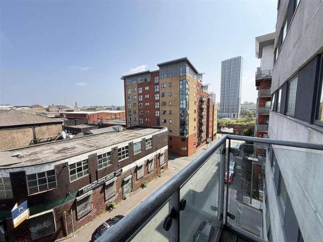 2 bed flat for sale