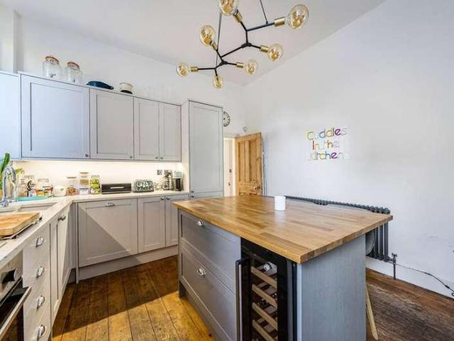 2 bed flat for sale