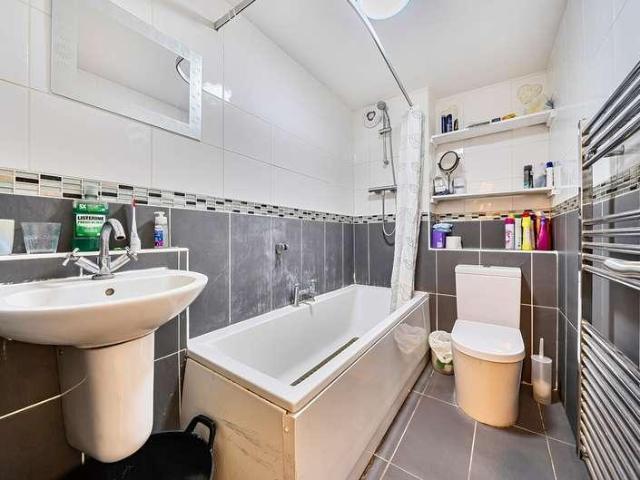 2 bed flat for sale