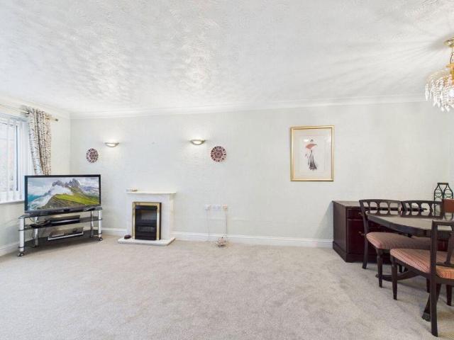 2 bed flat for sale