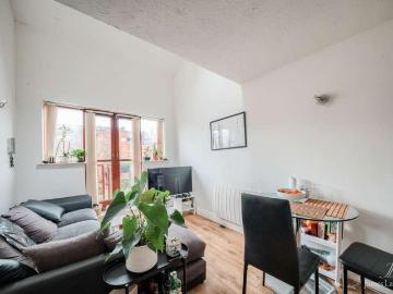 2 bed flat for sale