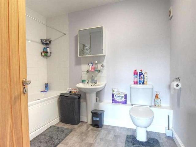 2 bed flat for sale