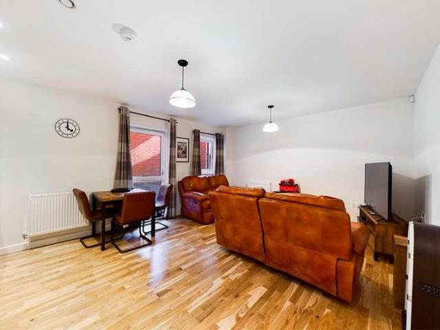 2 bed flat for sale