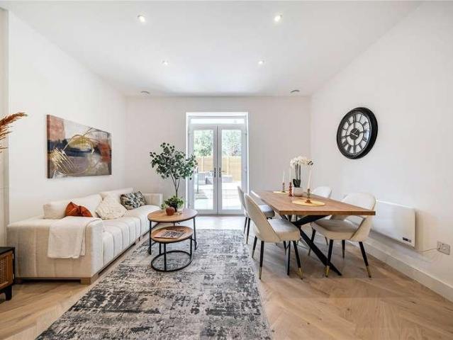 2 bed flat for sale