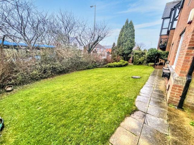 2 bed flat for sale