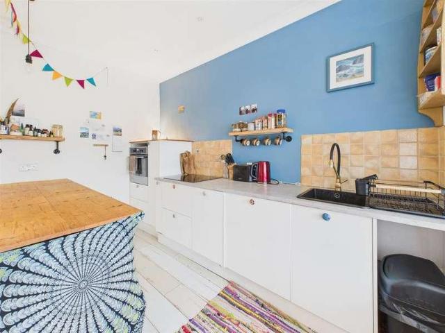 2 bed flat for sale