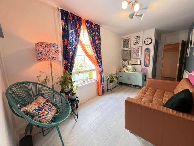 2 bed flat for sale