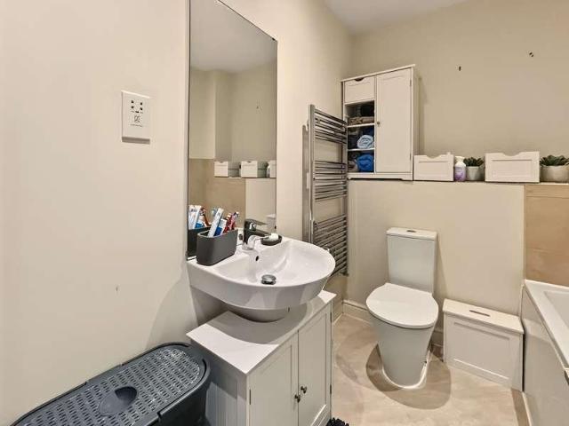2 bed flat for sale