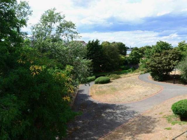 2 bed flat for sale
