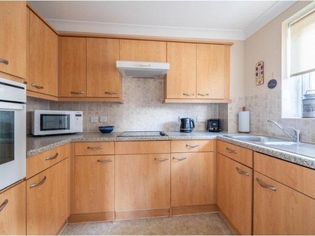 2 bed flat for sale