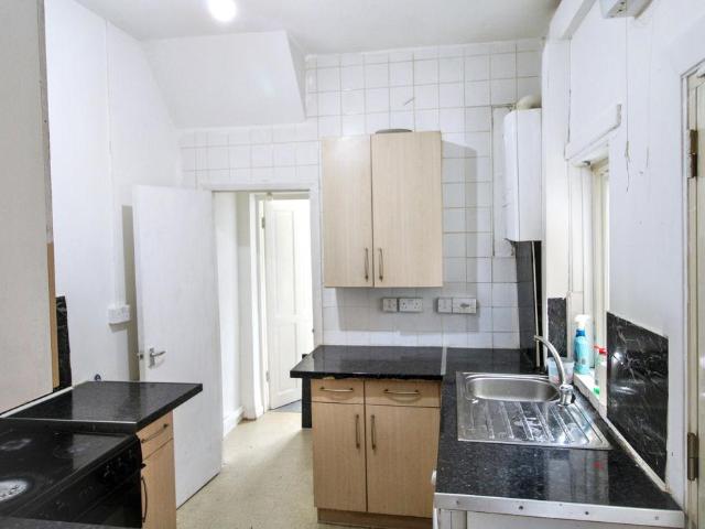 2 bed flat for sale