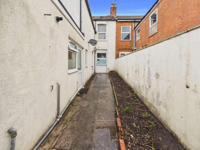 2 bed flat for sale
