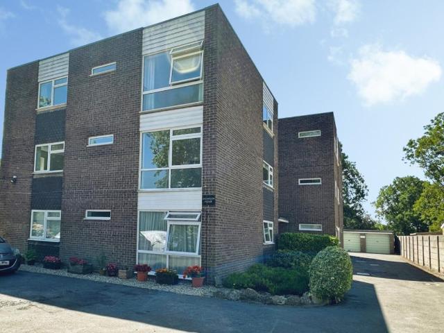 2 bed flat for sale