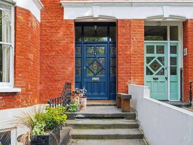 2 bed flat for sale