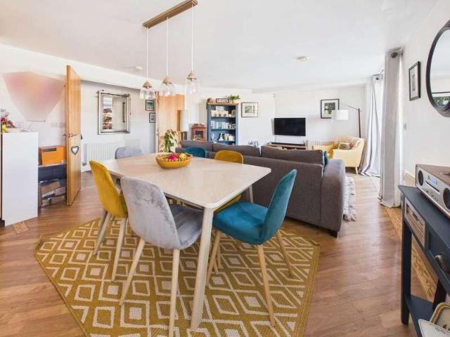 2 bed flat for sale
