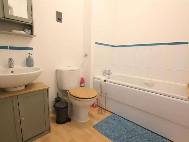 2 bed flat for sale