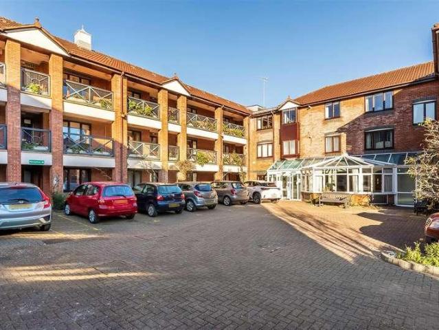 2 bed flat for sale