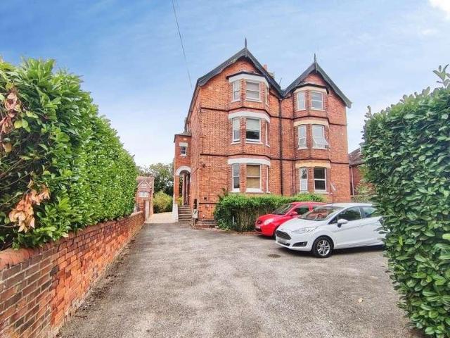 2 bed flat for sale
