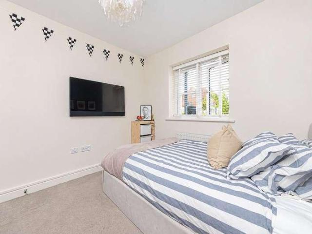 2 bed flat for sale