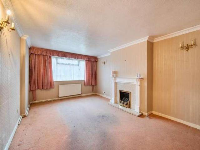 2 bed flat for sale