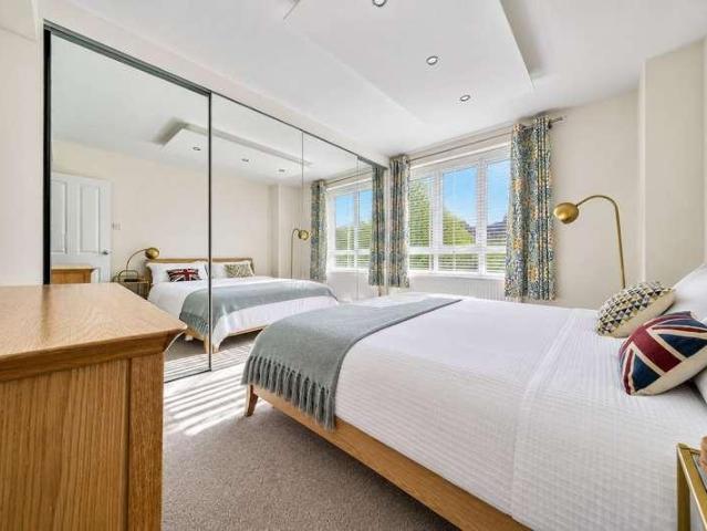 2 bed flat for sale