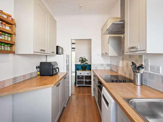 2 bed flat for sale