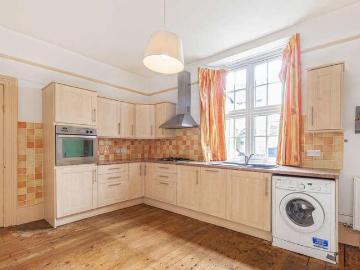2 bed flat for sale