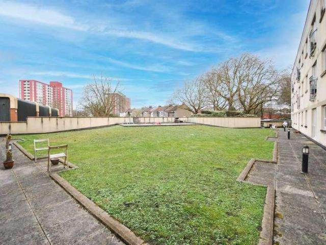 2 bed flat for sale