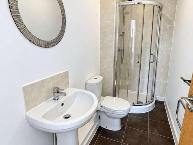 2 bed flat for sale