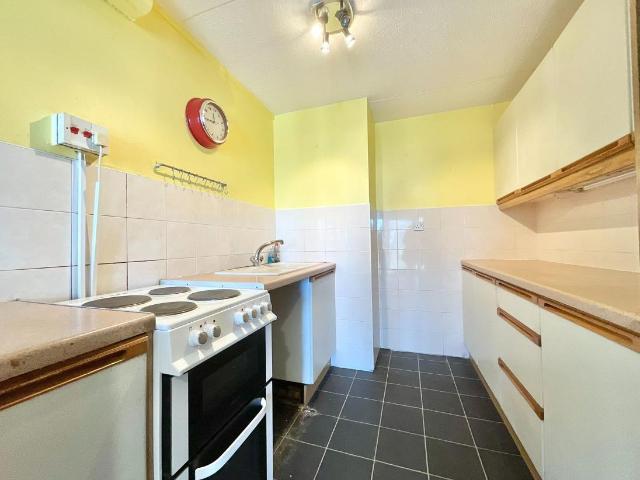 2 bed flat for sale
