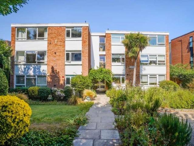 2 bed flat for sale