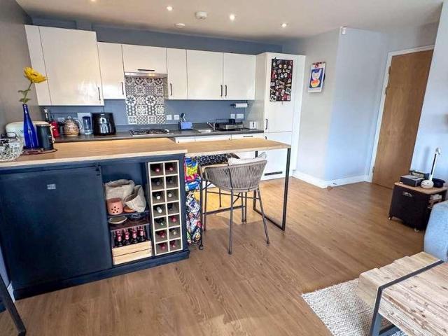 2 bed flat for sale