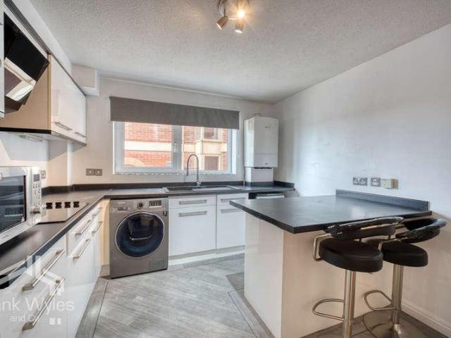 2 bed flat for sale