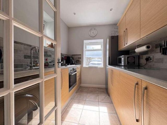 2 bed flat for sale