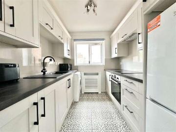 2 bed flat for sale