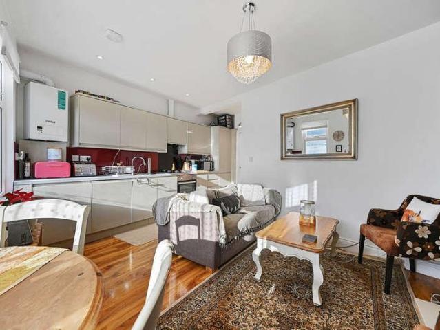 2 bed flat for sale