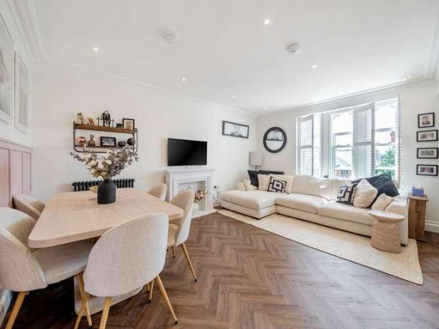 2 bed flat for sale