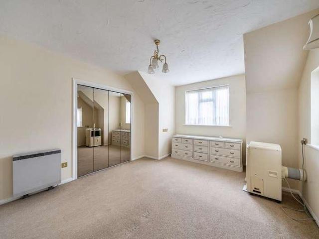 2 bed flat for sale