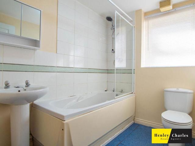 2 bed flat for sale