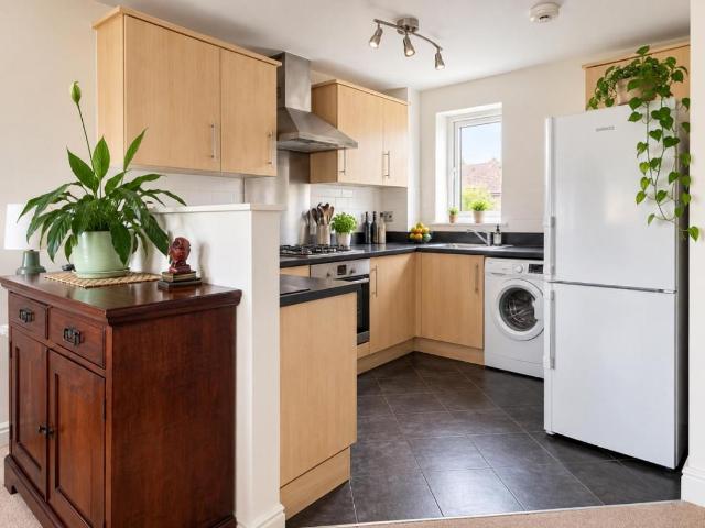 2 bed flat for sale