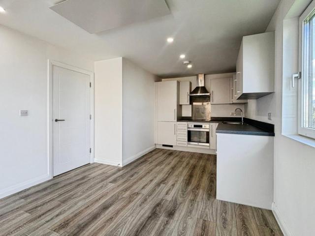 2 bed flat for sale