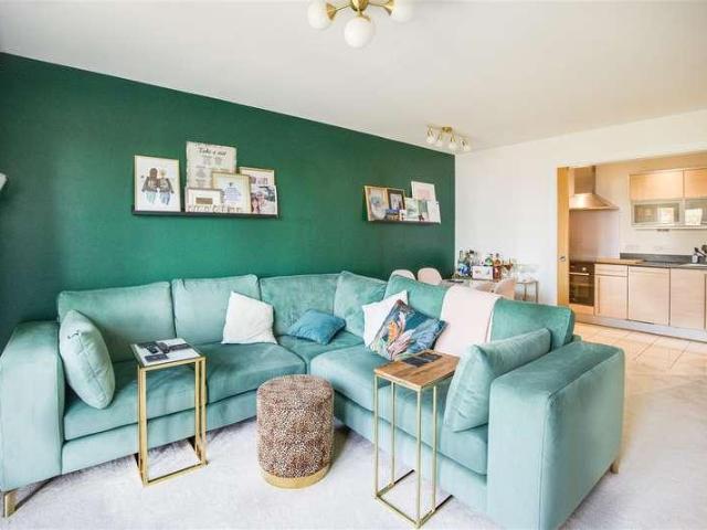 2 bed flat for sale