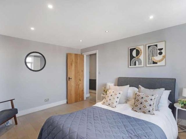 2 bed flat for sale