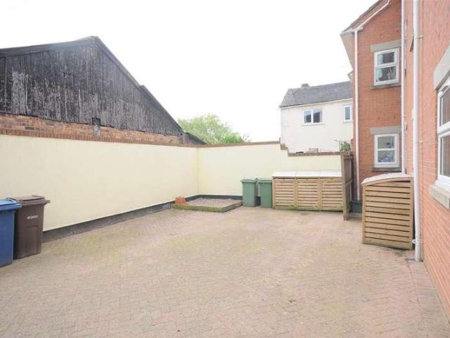 2 bed flat for sale