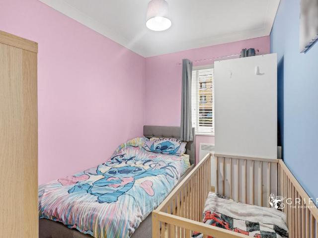 2 bed flat for sale