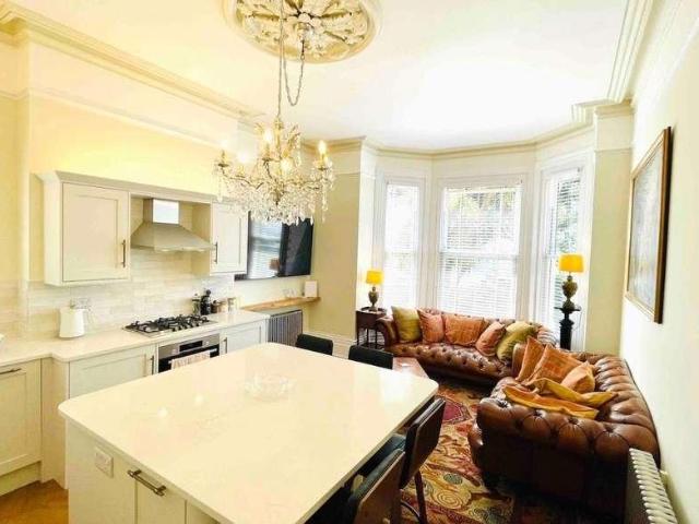 2 bed flat for sale