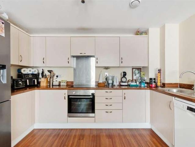 2 bed flat for sale